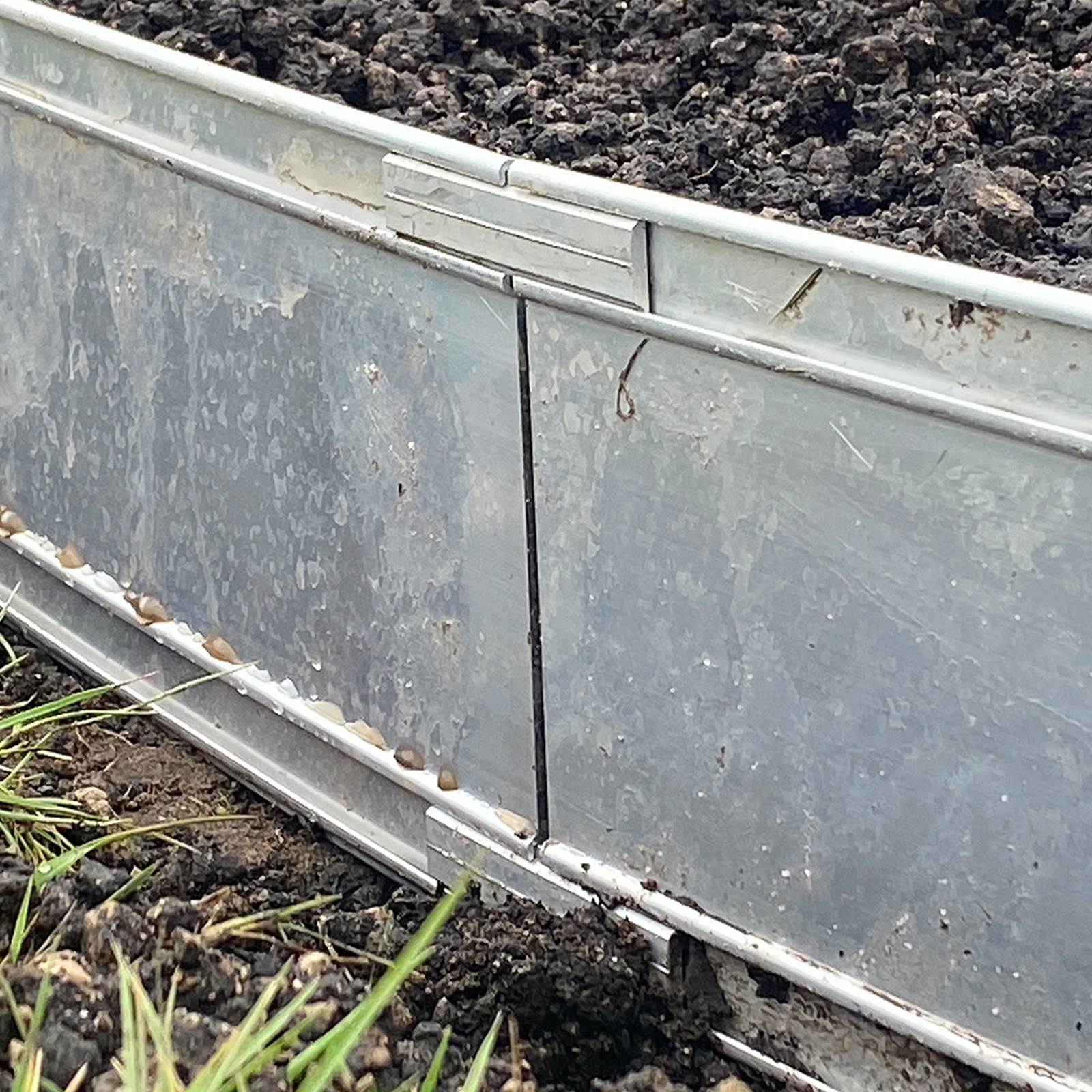 Kantafgrænsning til græs, bede og fliser Kantafgrænsning til græs, bede og fliser